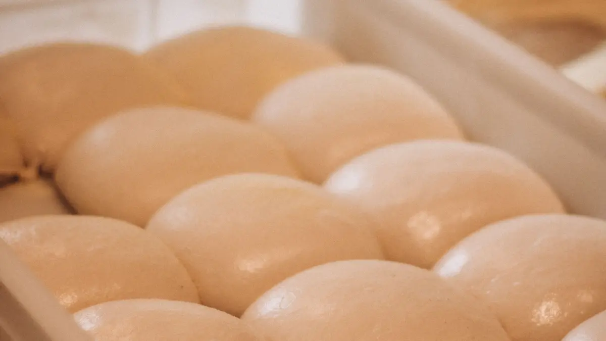 Deegbollen die koud fermenteren in een bakkerskrat
