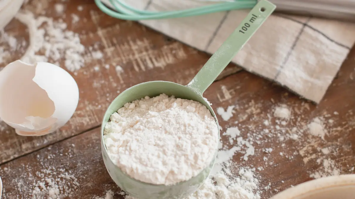 Overzicht van bakbenodigdheden en ingrediënten op een tafel